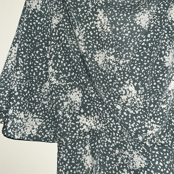 Green and white floral blouse - Picture 2 of 3